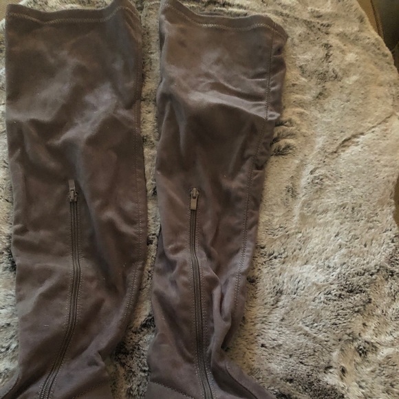 NWT Grey Floral Embroidered Classy & Trendy Boots - Picture 8 of 15